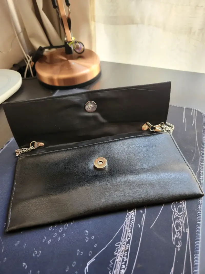 Cartera cuerina negra con cadena y tachuelas - 2