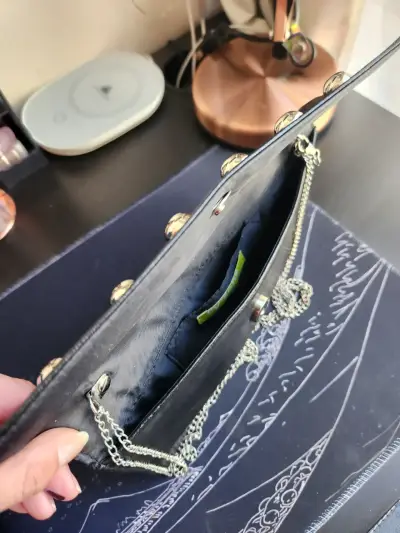 Cartera cuerina negra con cadena y tachuelas - miniatura 3