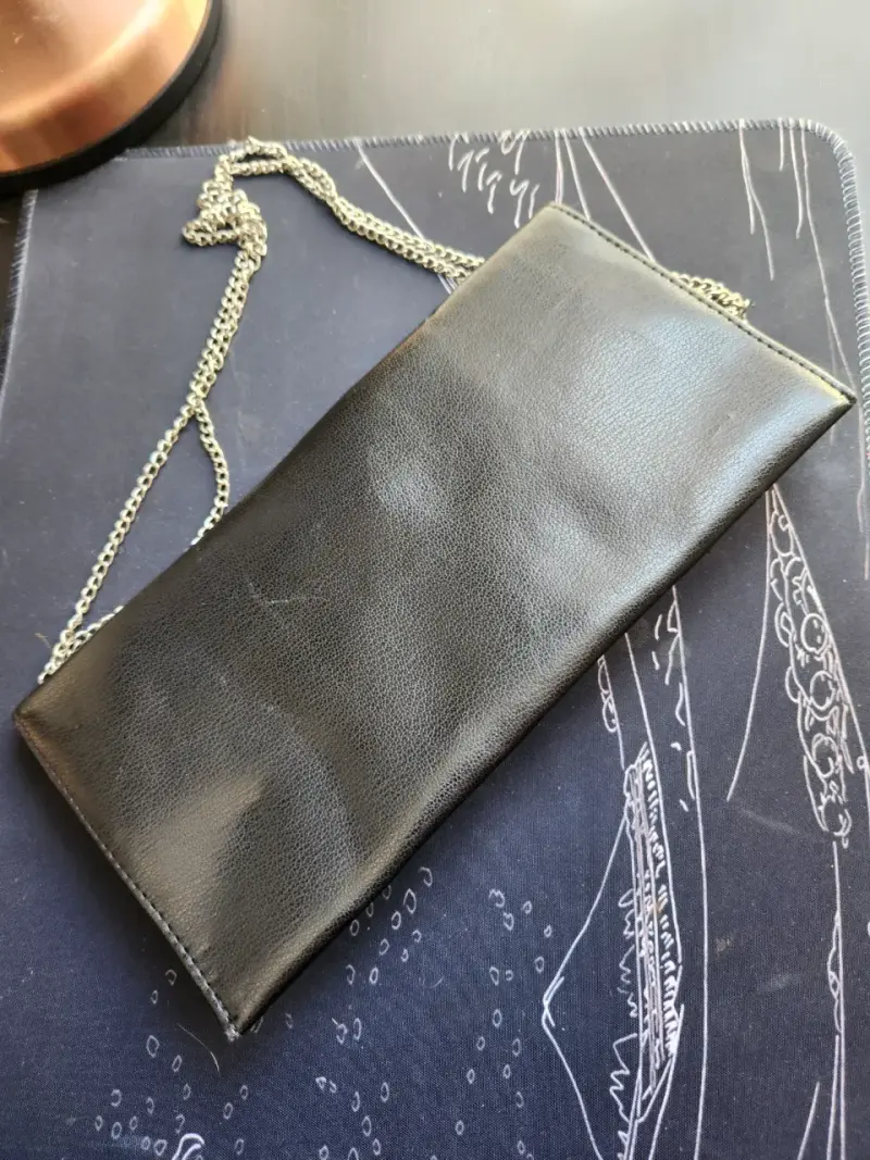 Cartera cuerina negra con cadena y tachuelas - 4