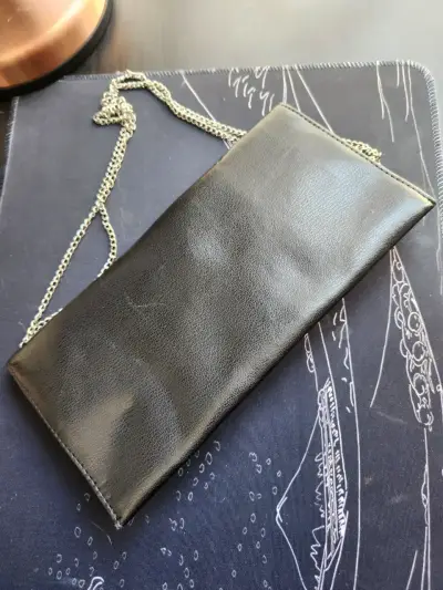 Cartera cuerina negra con cadena y tachuelas - miniatura 4