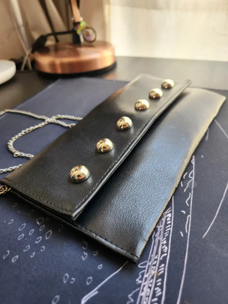 Cartera cuerina negra con cadena y tachuelas - 5