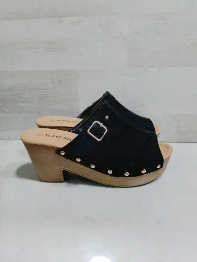 Sandalias negras con plataforma - miniatura 2