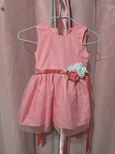 Vestido de princesa amarillo para niña - miniatura 4