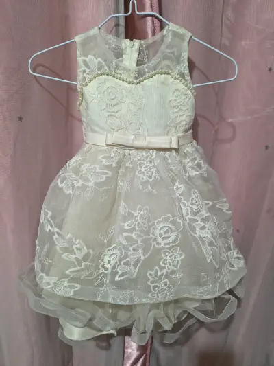 Vestido de princesa amarillo para niña - miniatura 5