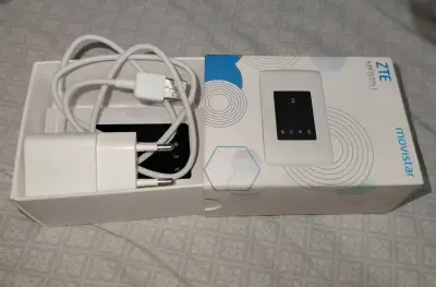 Router portátil ZTE MF920U con cargador - miniatura 1
