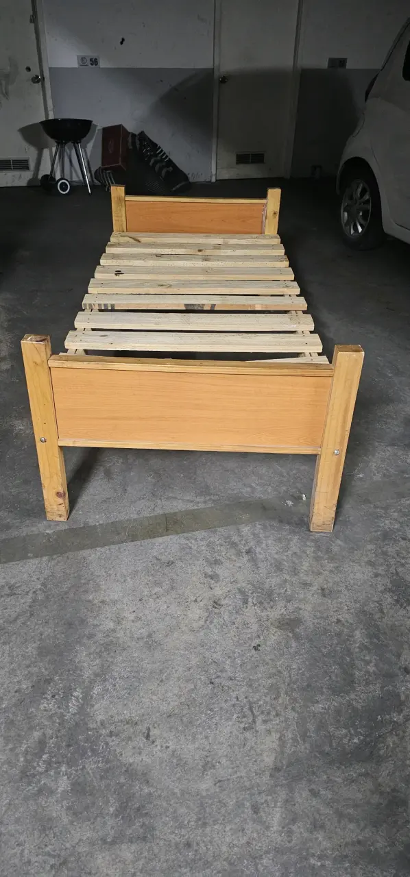 Cama individual de madera en buen estado