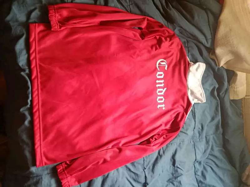 Chaqueta deportiva roja y blanca Cóndor - 2