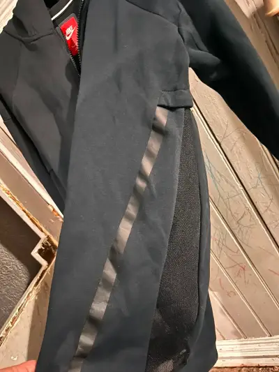 Polerón Nike negro con capucha y cierre - miniatura 2