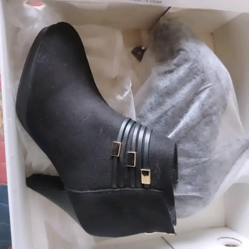 Botines de tacón negro con detalles metálicos - 1