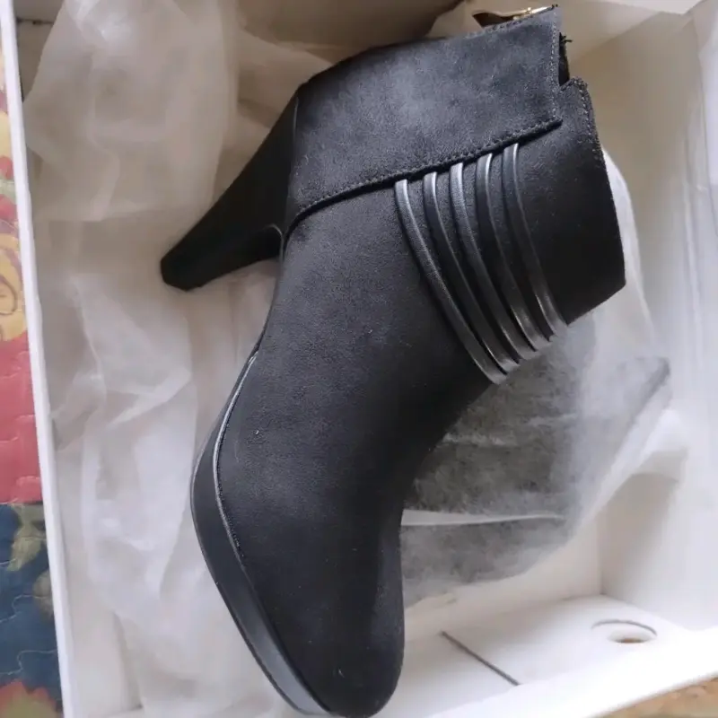 Botines de tacón negro con detalles metálicos - 2