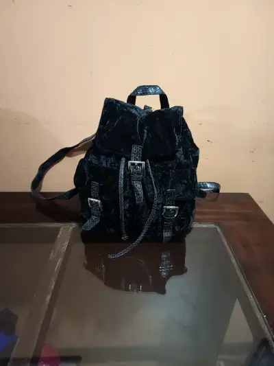 Mochila Steve Madden de terciopelo negro - miniatura 1
