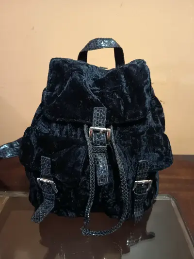 Mochila Steve Madden de terciopelo negro - miniatura 2