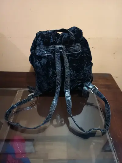 Mochila Steve Madden de terciopelo negro - miniatura 3