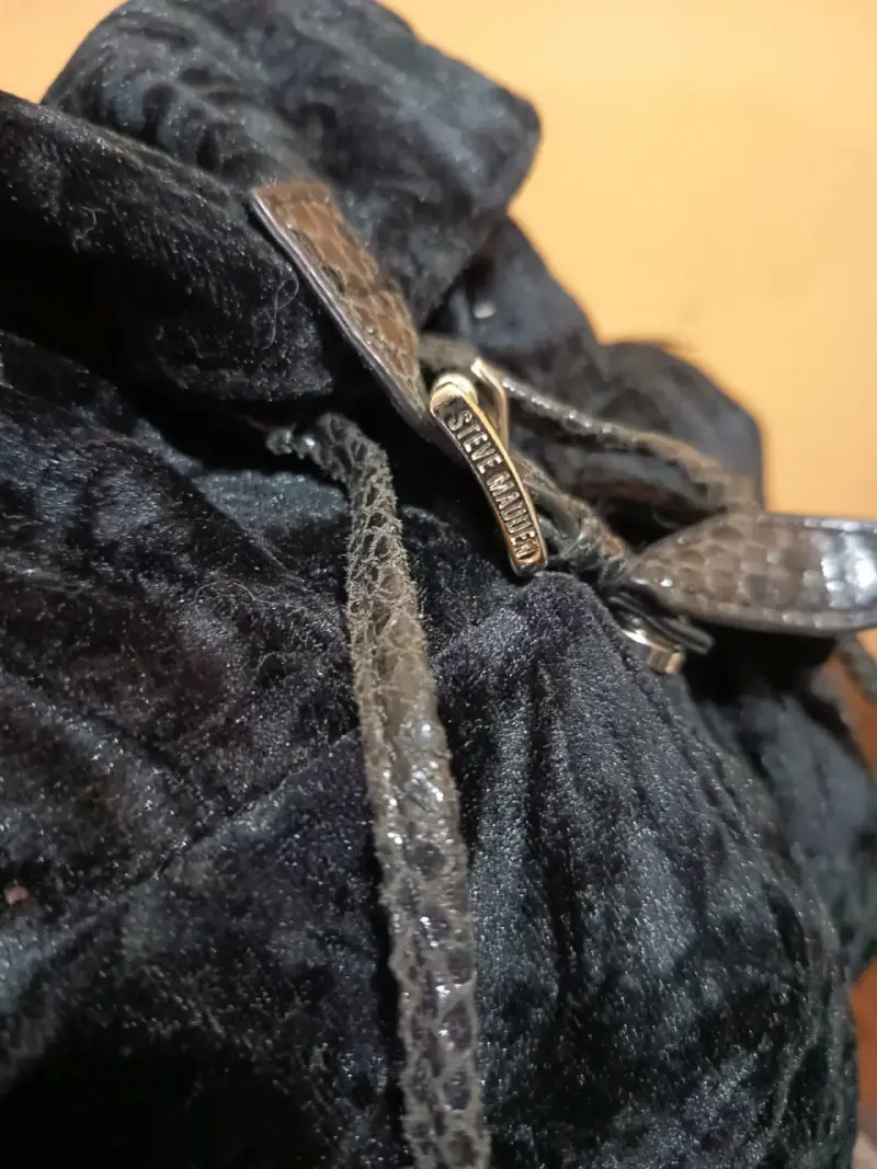 Mochila Steve Madden de terciopelo negro - 5