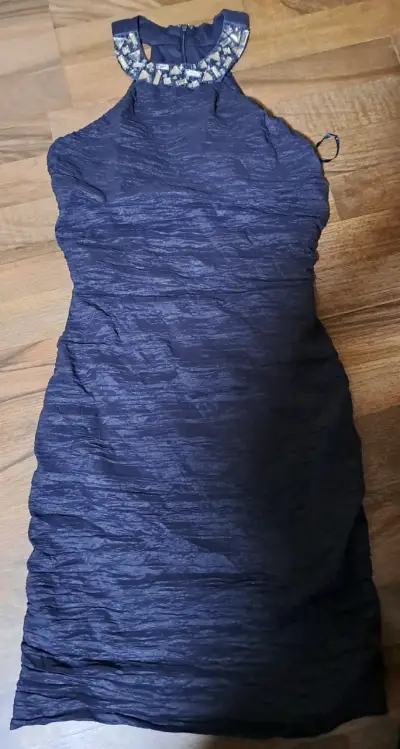 Vestido de fiesta azul con detalles brillantes - miniatura 2