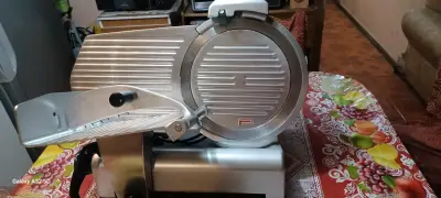 Cortadora de fiambres profesional de acero inoxidable - miniatura 1