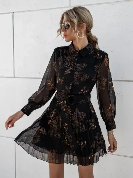 Vestido corto negro con estampado floral