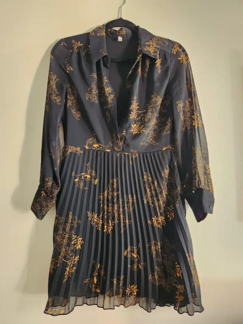 Vestido corto negro con estampado floral - 2