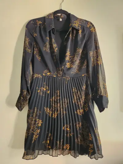 Vestido corto negro con estampado floral - miniatura 2