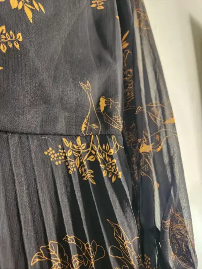 Vestido corto negro con estampado floral - miniatura 4