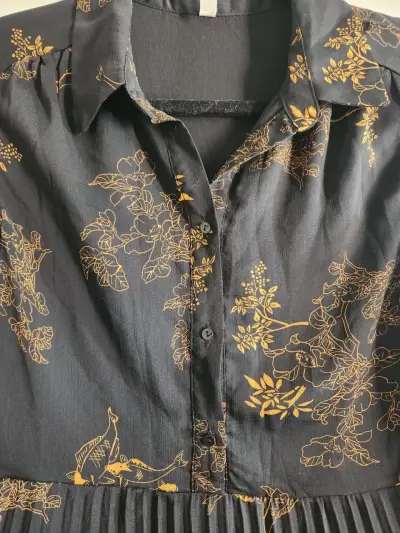 Vestido corto negro con estampado floral - miniatura 5