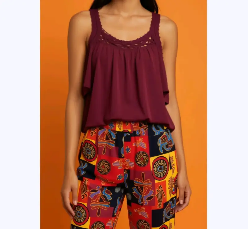 Conjunto de blusa burdeos y pantalón estampado. - 2