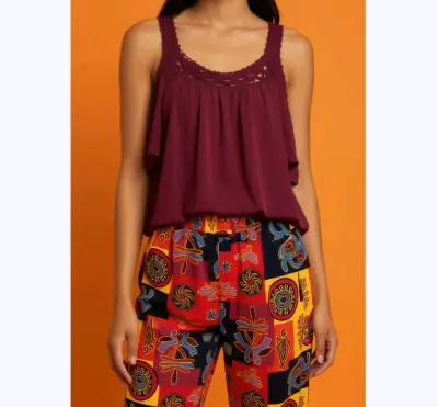 Conjunto de blusa burdeos y pantalón estampado. - miniatura 2