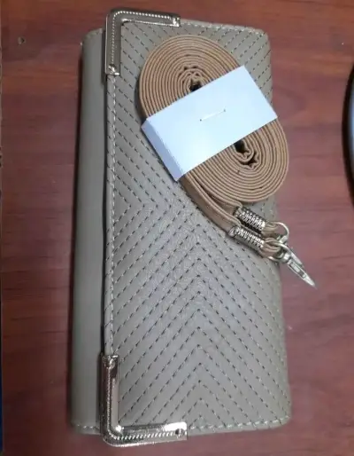 Cartera de mano beige con correa ajustable - miniatura 1