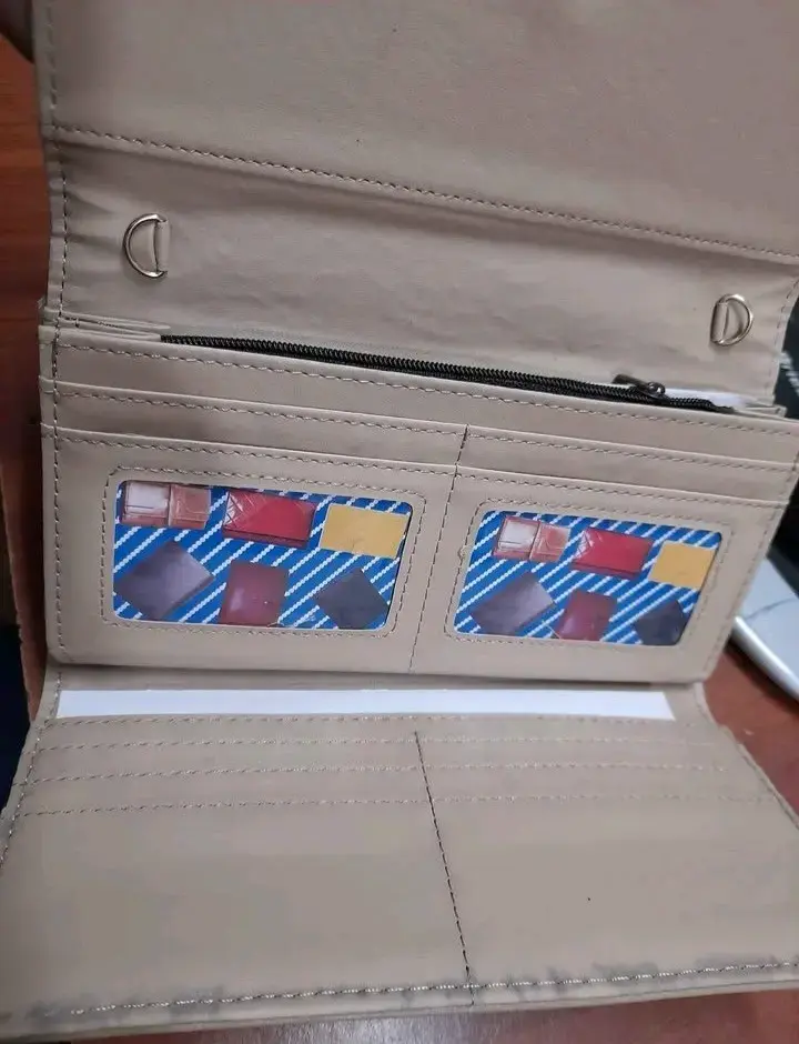 Cartera de mano beige con correa ajustable - 2