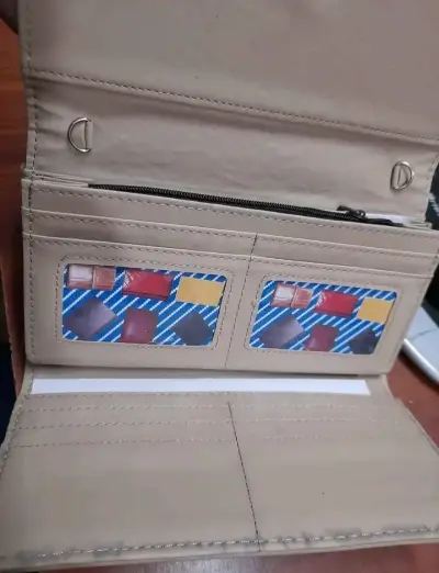 Cartera de mano beige con correa ajustable - miniatura 2