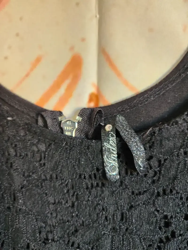 Vestido corto negro con encaje para mujer - 3