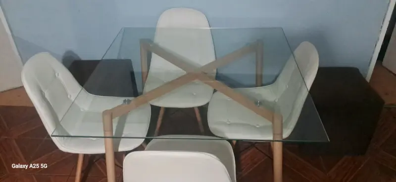 Mesa de vidrio con sillas blancas modernas