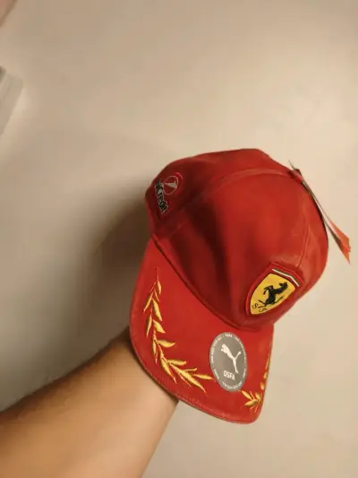 Gorra roja Ferrari Puma edición especial - miniatura 1