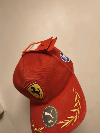 Gorra roja Ferrari Puma edición especial - miniatura 2
