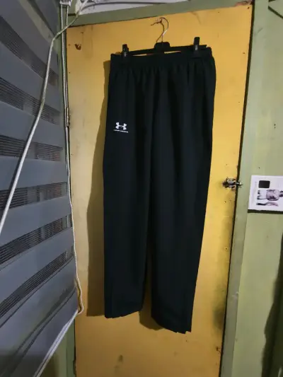Pantalones deportivos negros Under Armour con cierre - miniatura 1