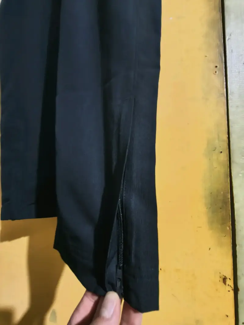 Pantalones deportivos negros Under Armour con cierre - 2