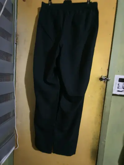 Pantalones deportivos negros Under Armour con cierre - miniatura 3