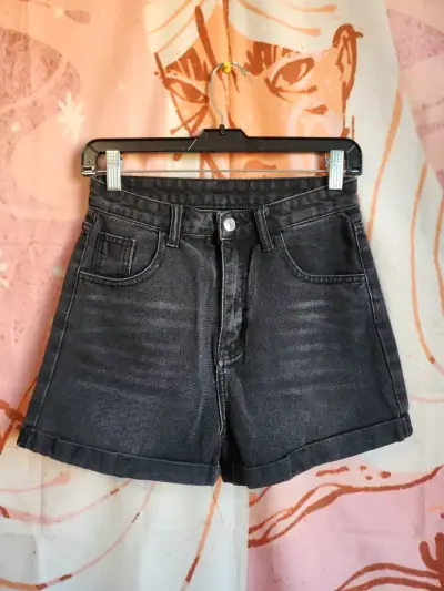 Shorts de mezclilla negros para mujer - miniatura 2