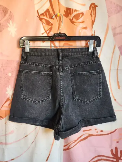 Shorts de mezclilla negros para mujer - miniatura 3