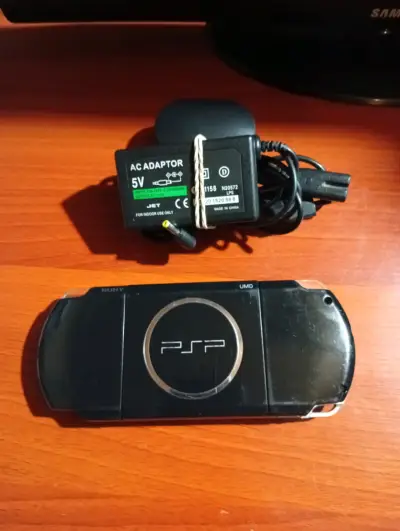 Consola portátil Sony PSP con cargador - miniatura 1