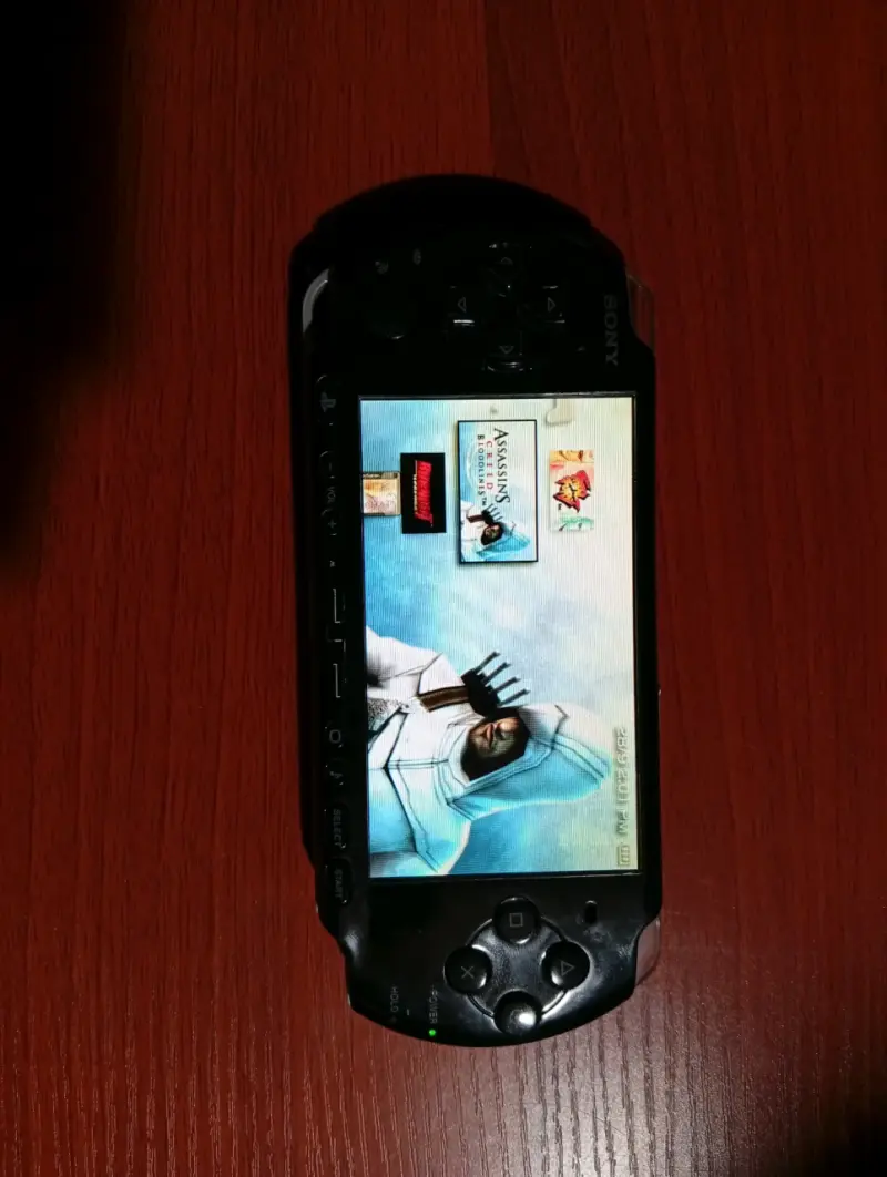 Consola portátil Sony PSP con cargador - 3