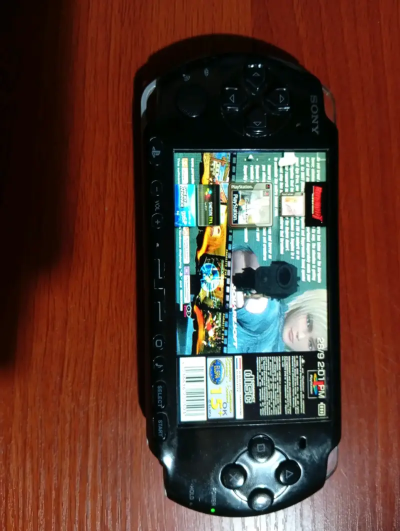 Consola portátil Sony PSP con cargador - 4