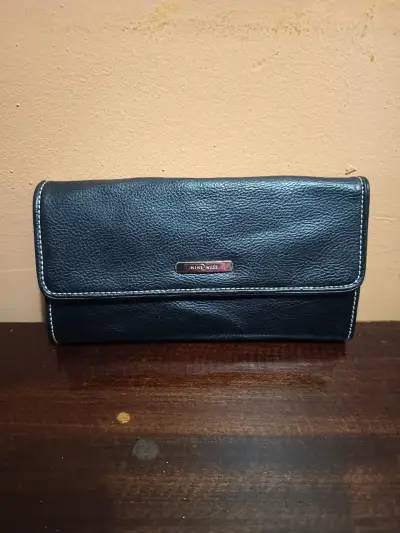 Cartera de mano negra Nine West con cierre - miniatura 1