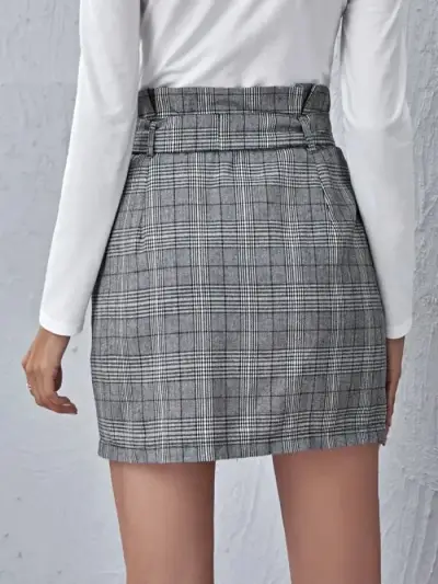 Falda corta a cuadros con cinturón para mujer - miniatura 2