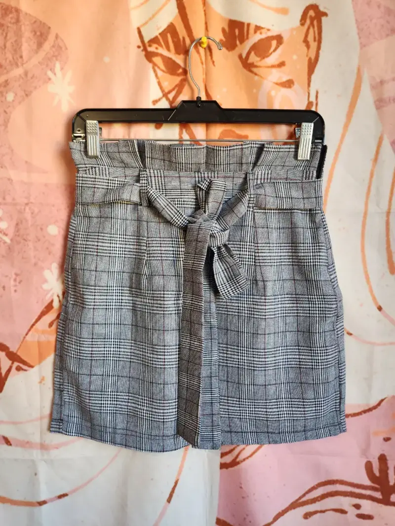 Falda corta a cuadros con cinturón para mujer - 3