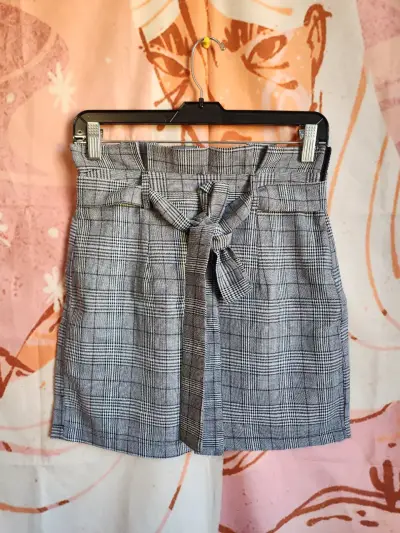 Falda corta a cuadros con cinturón para mujer - miniatura 3