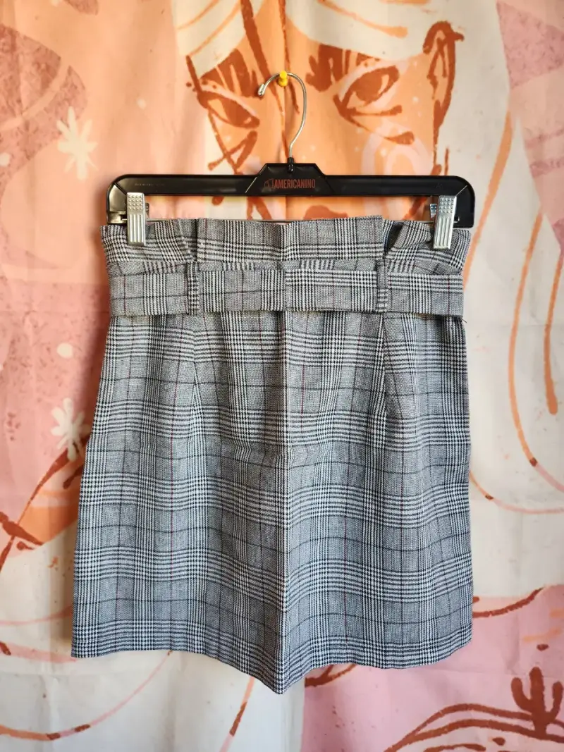 Falda corta a cuadros con cinturón para mujer - 4