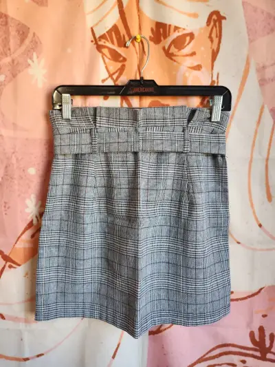 Falda corta a cuadros con cinturón para mujer - miniatura 4