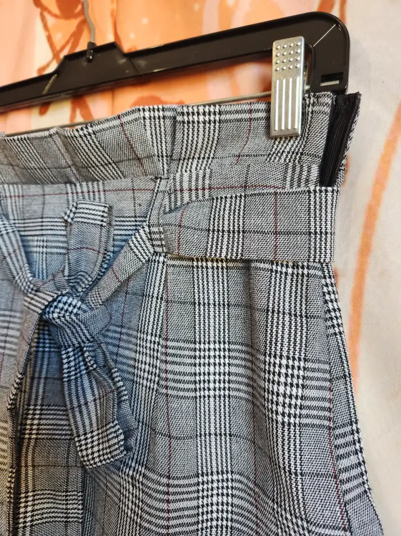 Falda corta a cuadros con cinturón para mujer - 5