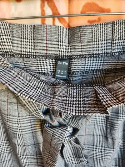 Falda corta a cuadros con cinturón para mujer - miniatura 6